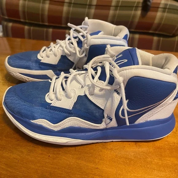 Nike Kyrie basketball shoes - Picture 3 of 3